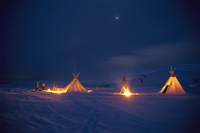 Experience a traditional Sami Lavvu near to Tromsø. Image: Terje-Rakke / Innovation Norway