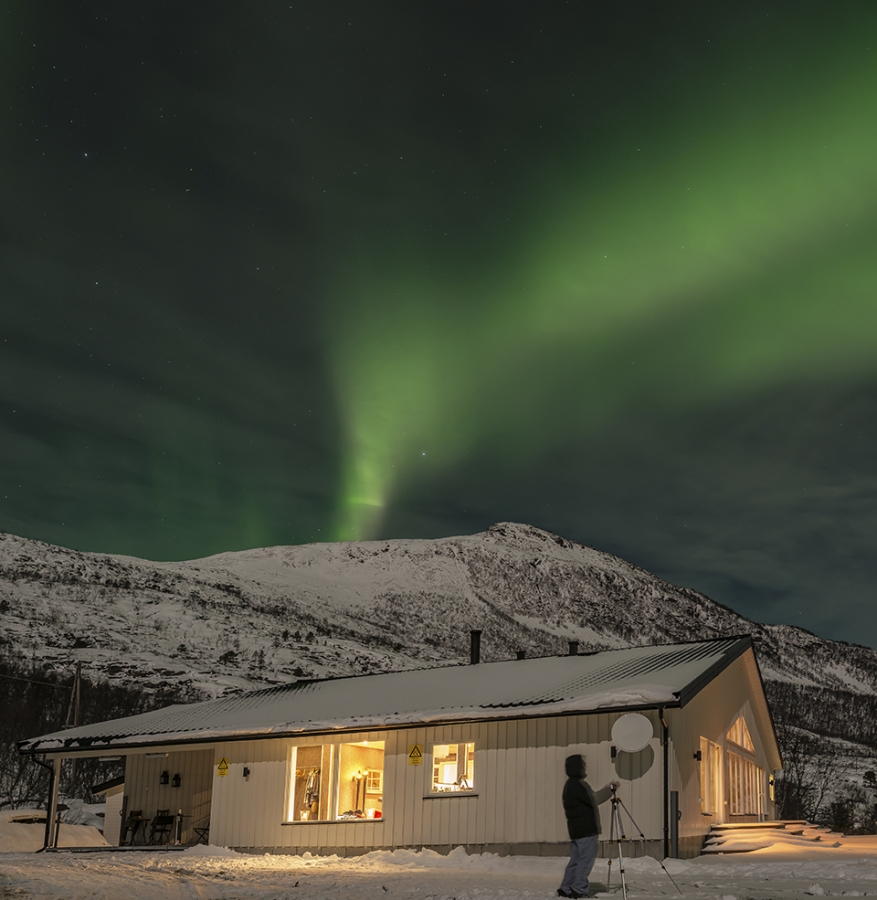 Northern lights over the lodge (Credit: James McDaniel)