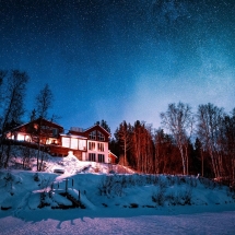Reisa Lodge under a starry sky