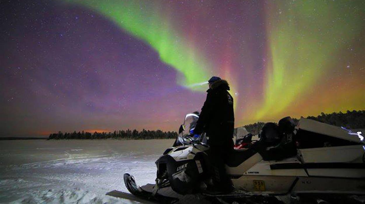 Aurora Snowmobiling (Sharing a Snowmobile) (Inari)