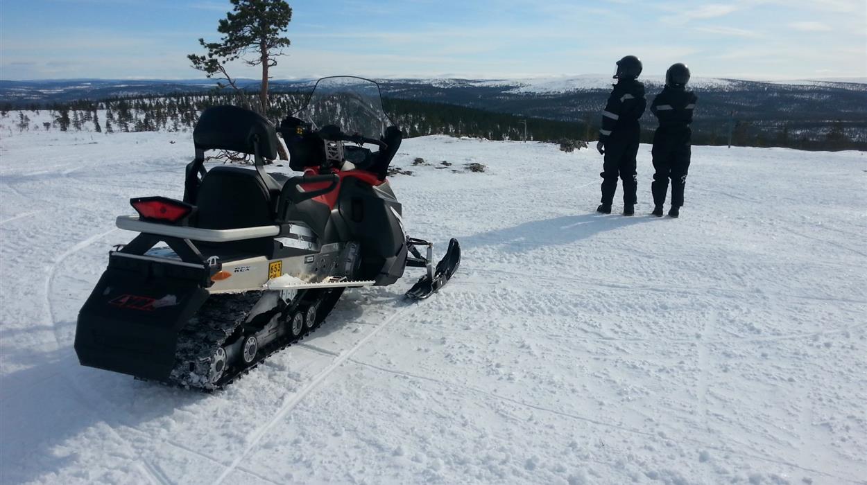Snowmobile Adventure (Nangu)